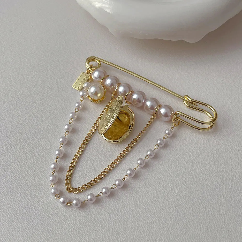 Retro electroplated copper alloy pearl tassel brooch 8x7cm for women