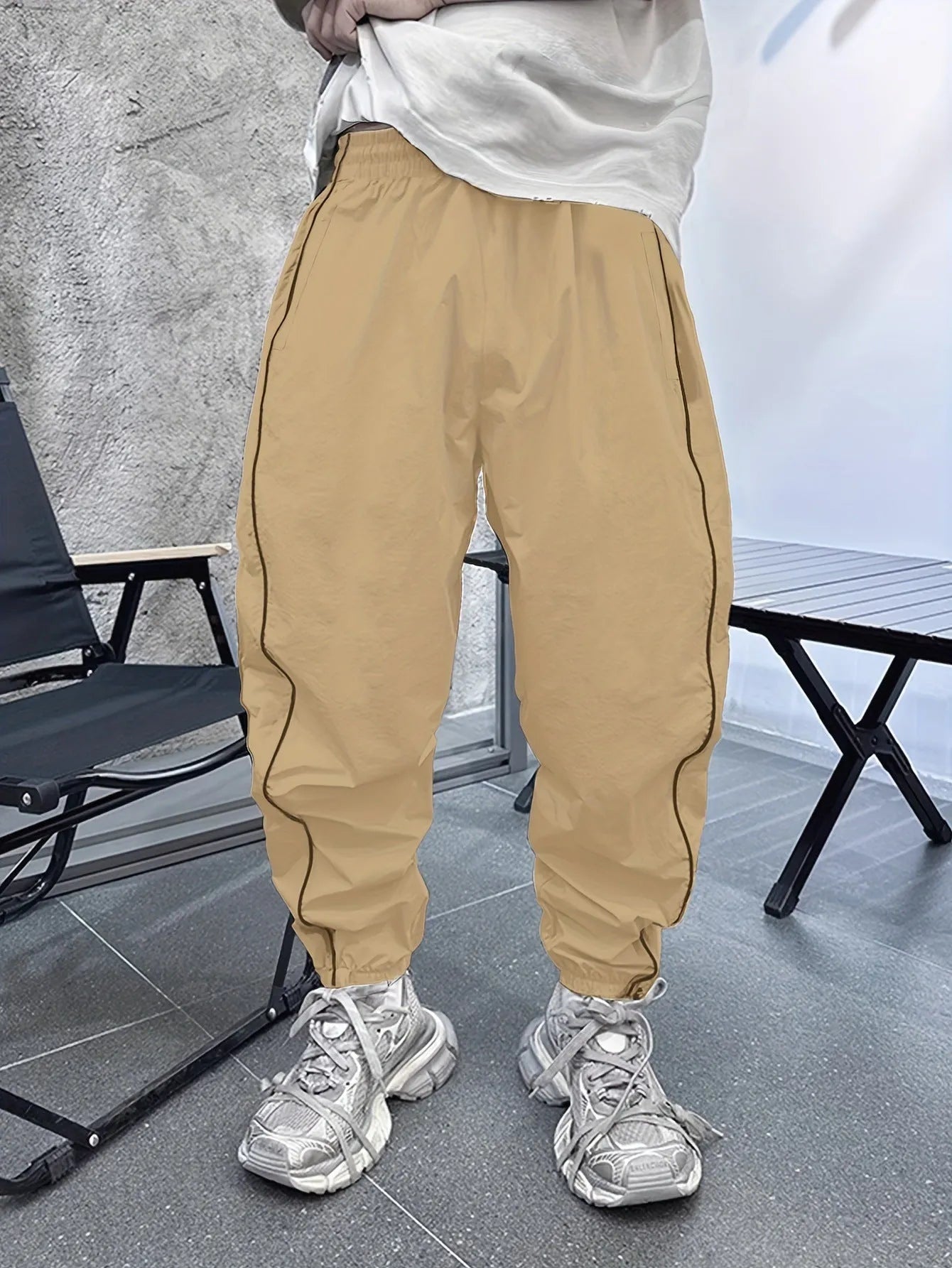 Men's loose-fit casual cropped trousers in bamboo fibre, shown in Army Green colour.