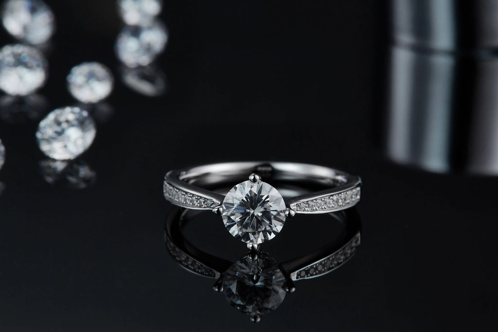 1 carat moissanite wedding ring set in S925 silver with platinum plating, sizes 5 to 9, GRA certificate and gift box