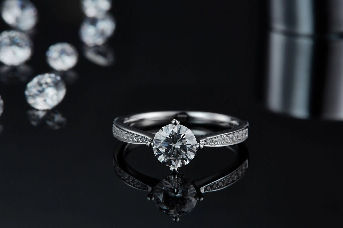 1 carat moissanite wedding ring set in S925 silver with platinum plating, sizes 5 to 9, GRA certificate and gift box