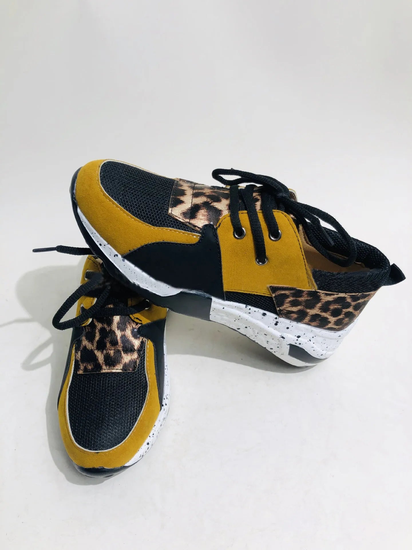 Women's casual wedge sneakers in suede with a round toe and 3-5cm heel on a lightweight sole.