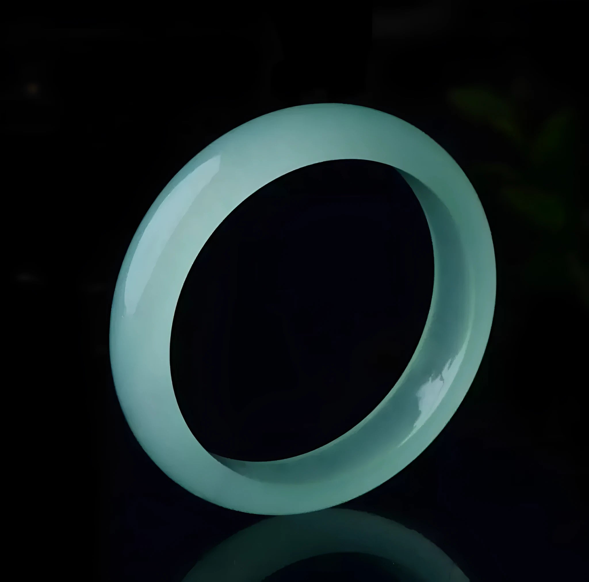 Quartz rock jade bracelet for women in cyan light green with modern simplicity design