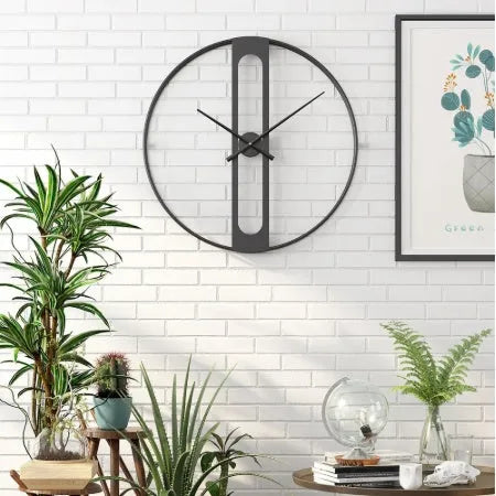 Round metal wall clock with 50cm diameter analogue dial in black or gold colour