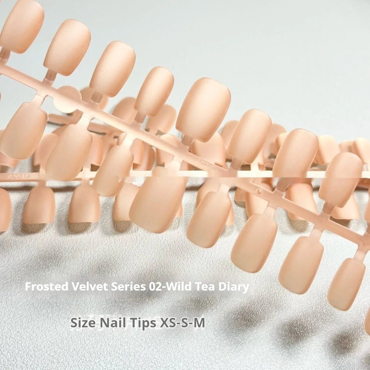 Frosted velvet texture press-on false nails with Cat's Eye glitter and Aurora effects in short ladder shapes.