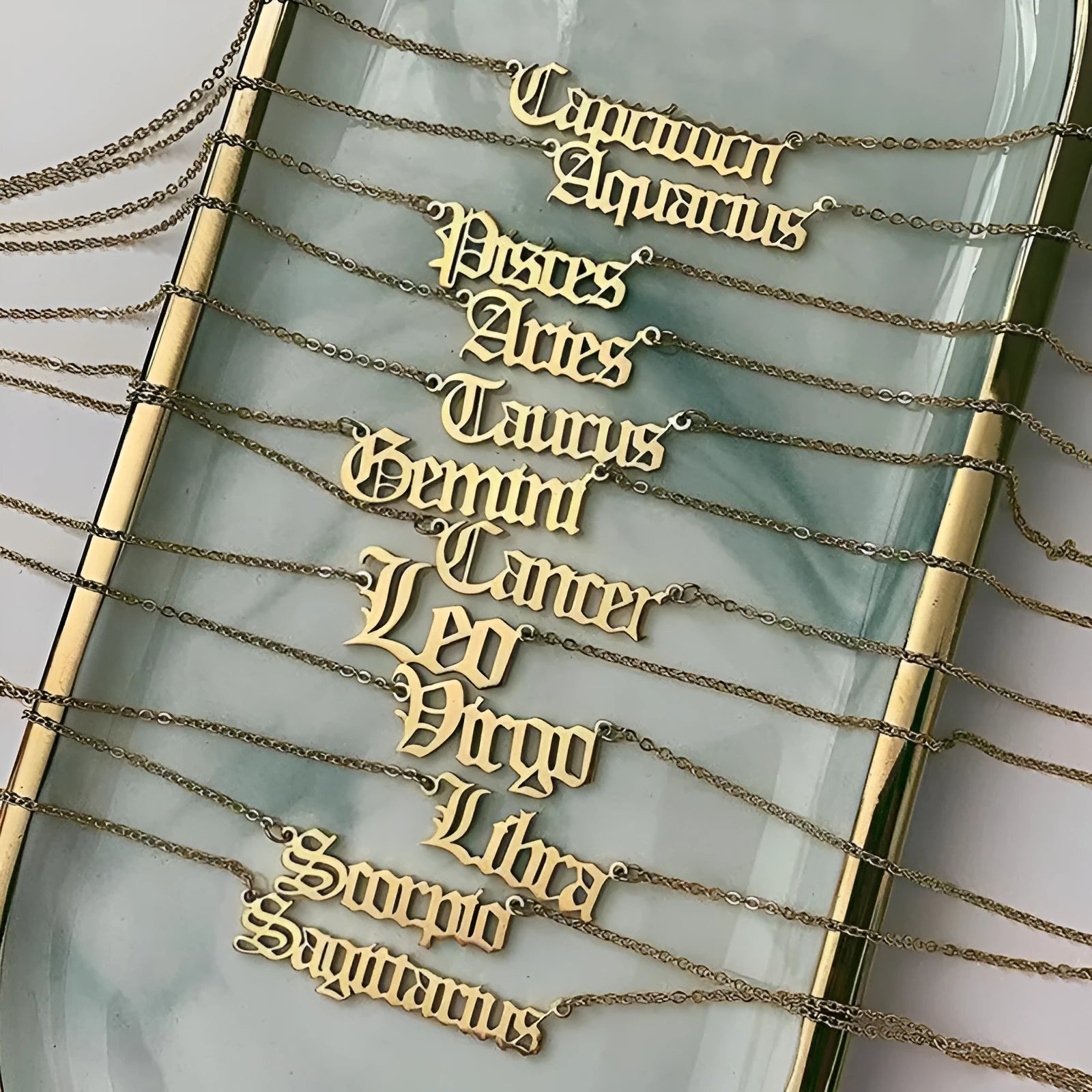 Collier Zodiac Old English alloy pendant necklace with engraved astrology sign symbol