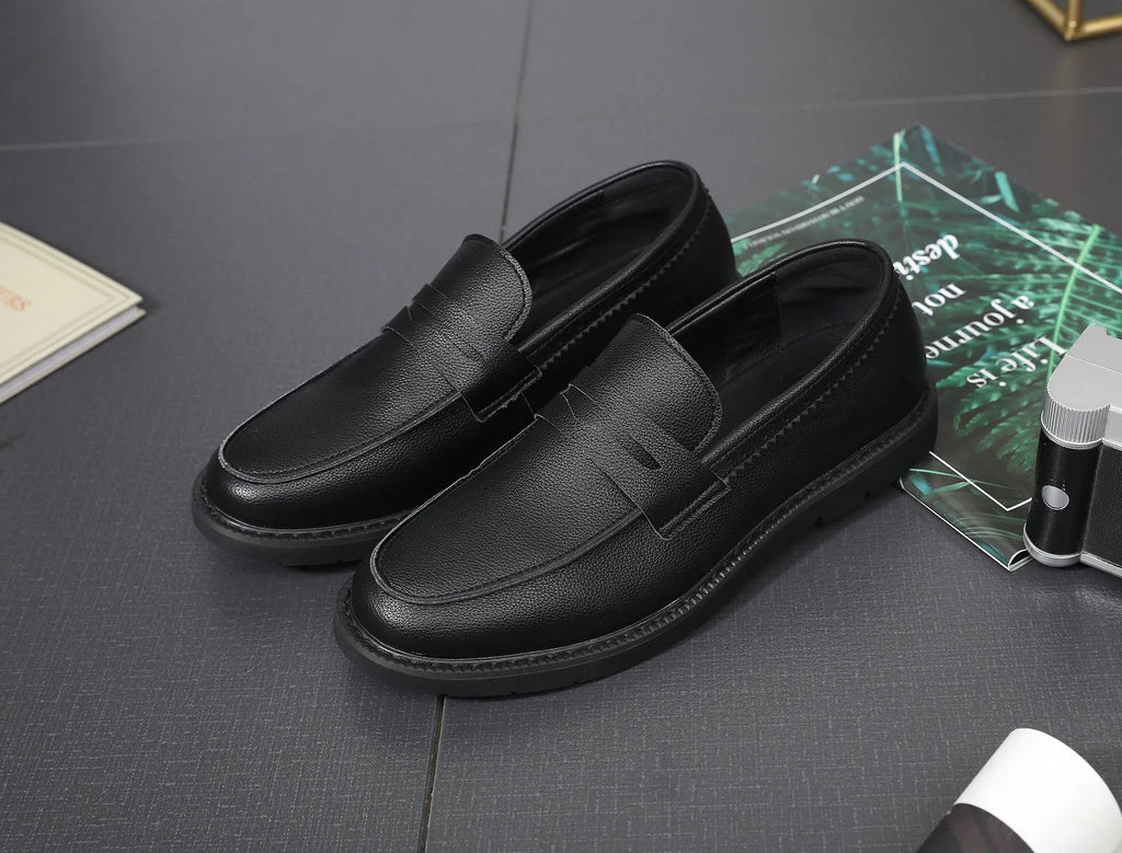 Men's black Korean retro slip-on driving shoes with microfiber upper and stitched detailing on white background