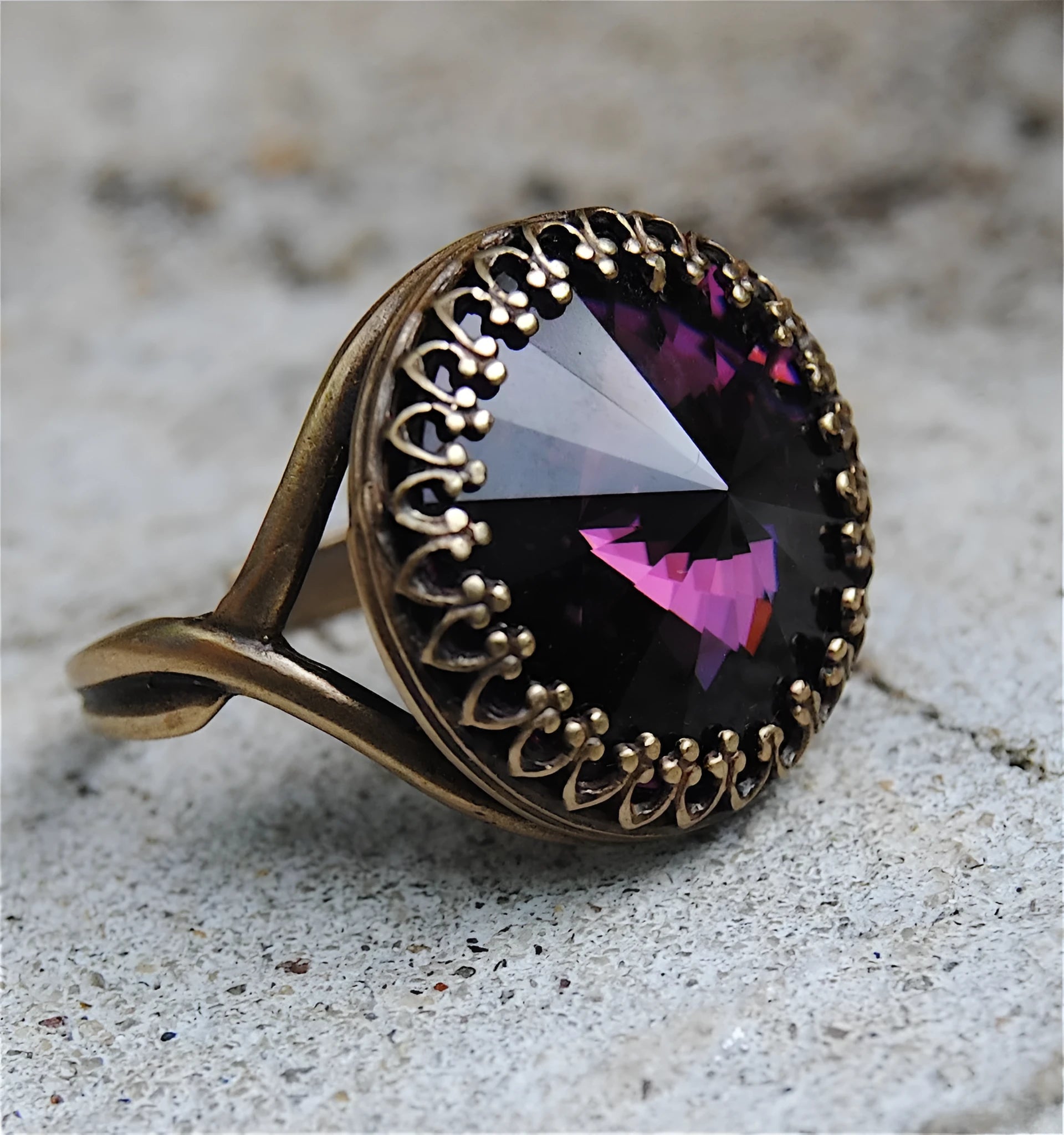 Creative inlaid round amethyst vintage gold alloy ring for women on white background