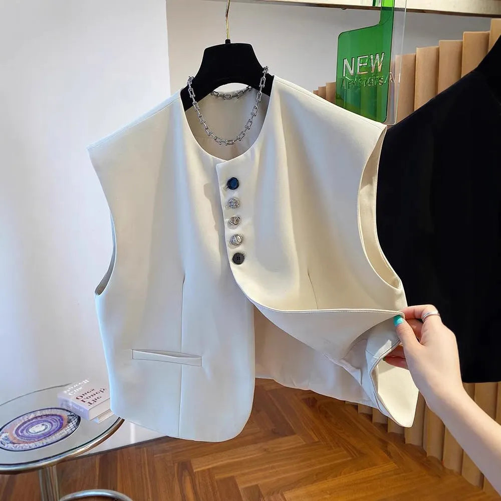 Beige loose-fitting short waistcoat dress with pockets on a mannequin