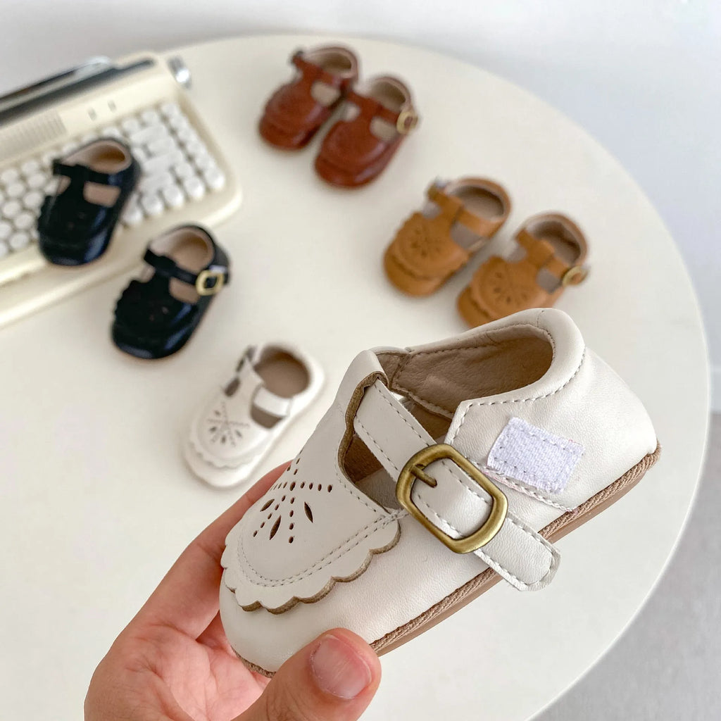 Girls' non-slip summer shoes with hollow out PU upper, rubber sole and buckle fastening, in black, khaki, beige or brown, sizes S to L.
