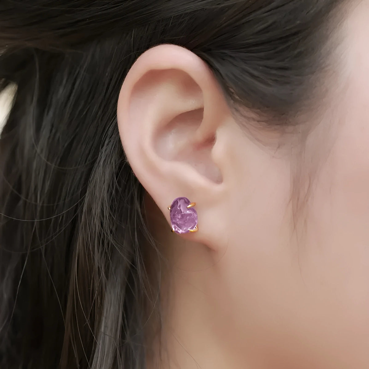 Natural powder amethyst stud earrings in 925 silver with four-claw setting and electroplated finish, one pair