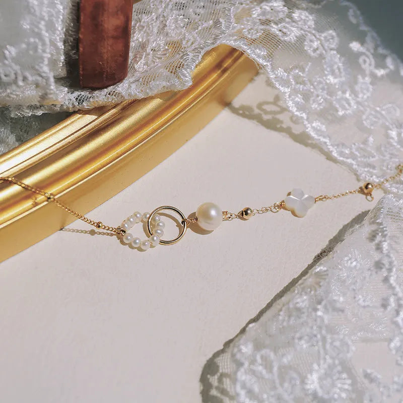 Women's natural pearl bracelet with a gold-plated chain and setting