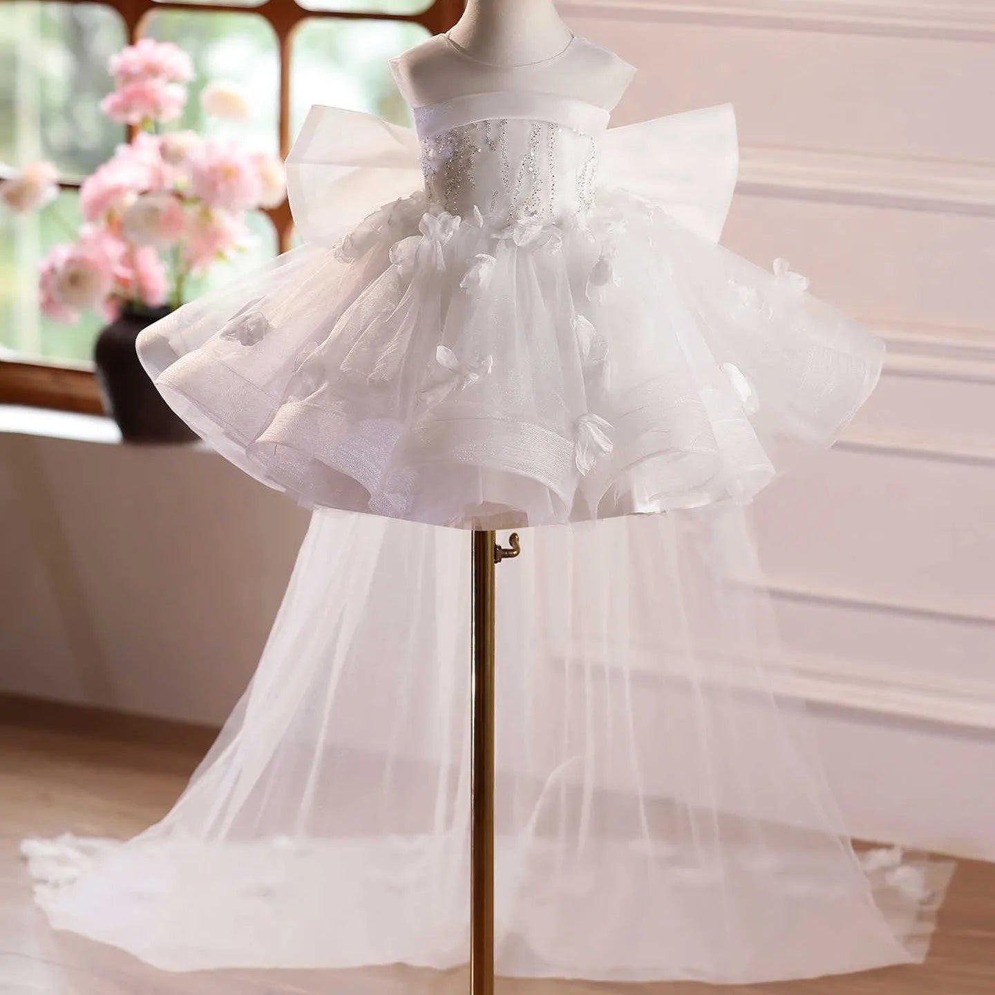Senior Sense Of Host Piano Playing Dress white slim fit sleeveless round neck short length