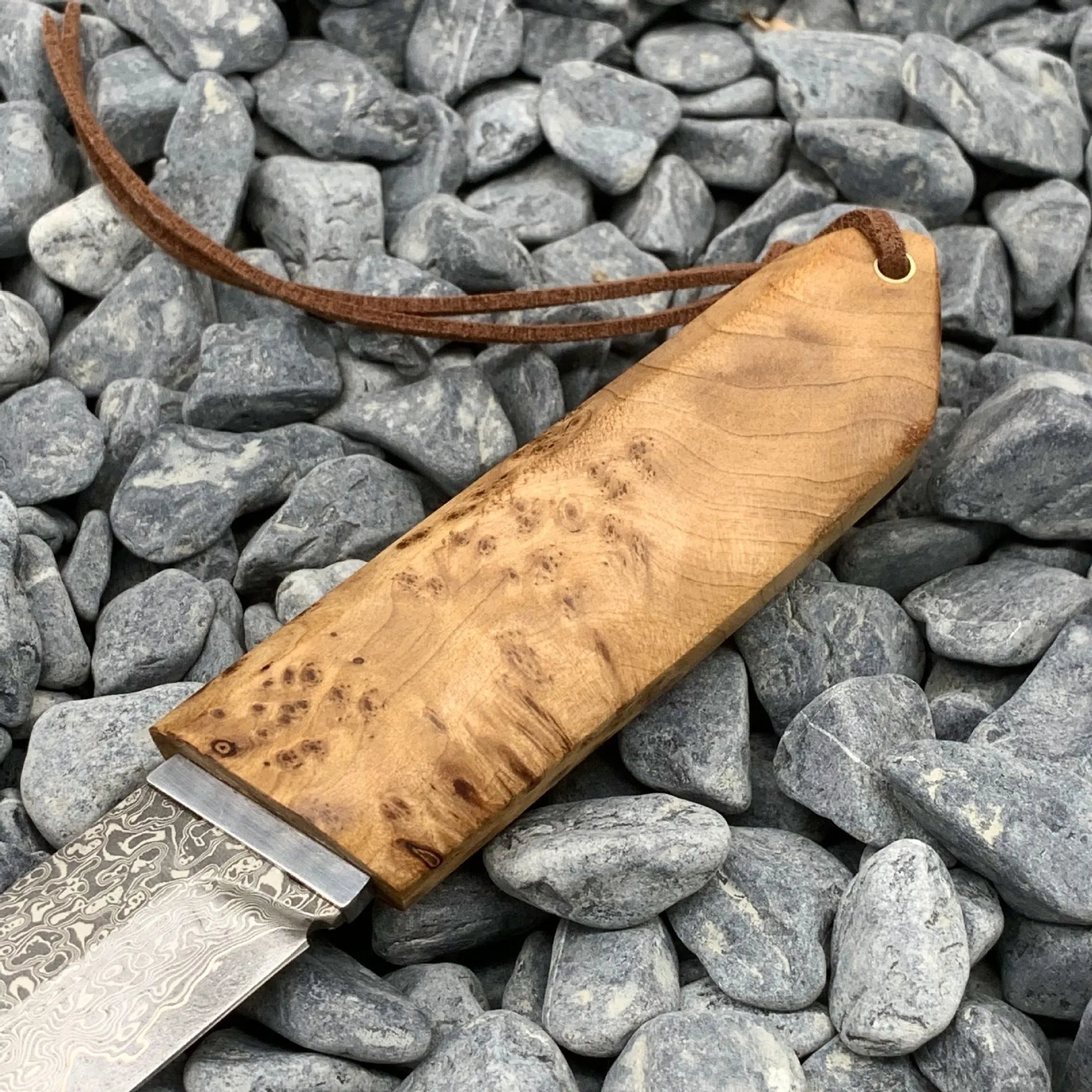 White Shadow Damascus steel camping short knife with Thuja wood handle, 18cm long.