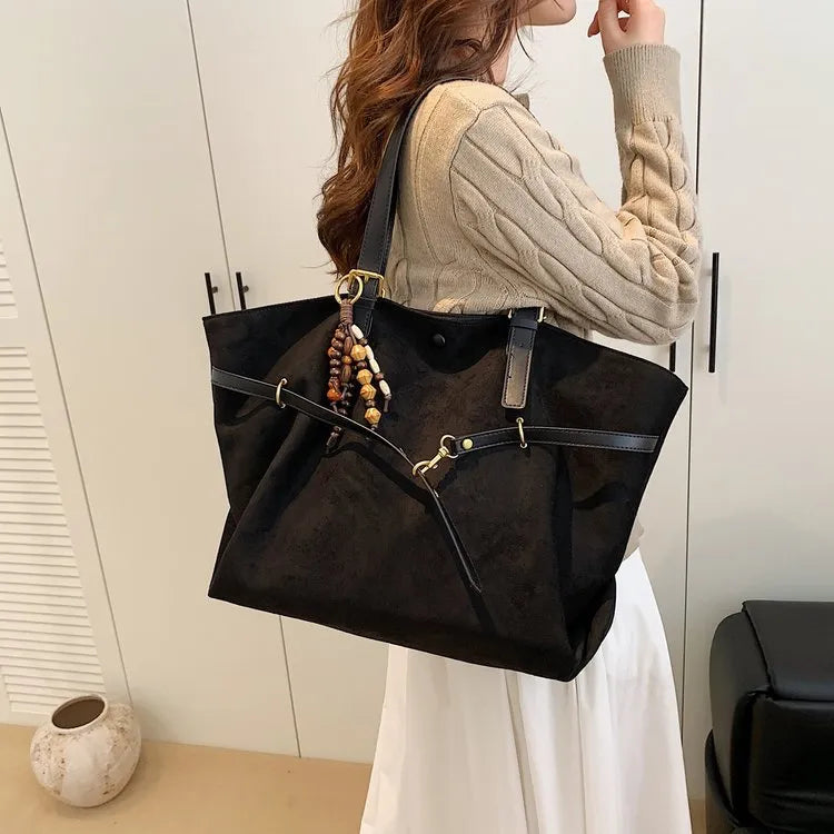 Large capacity soft PU leather shoulder bag for women in retro style with sewing thread detail and pendant