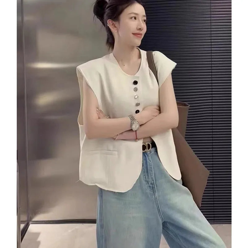 Women's sleeveless polyester vest in milky white with loose fit and pocket details