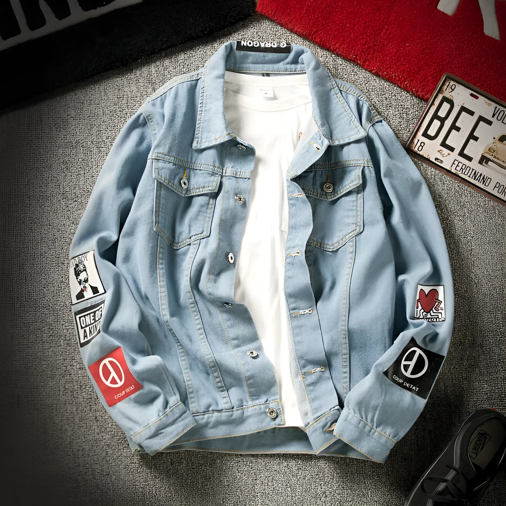 Loose fit blue denim jacket with lapel collar, single-breasted front, long sleeves and multiple pockets