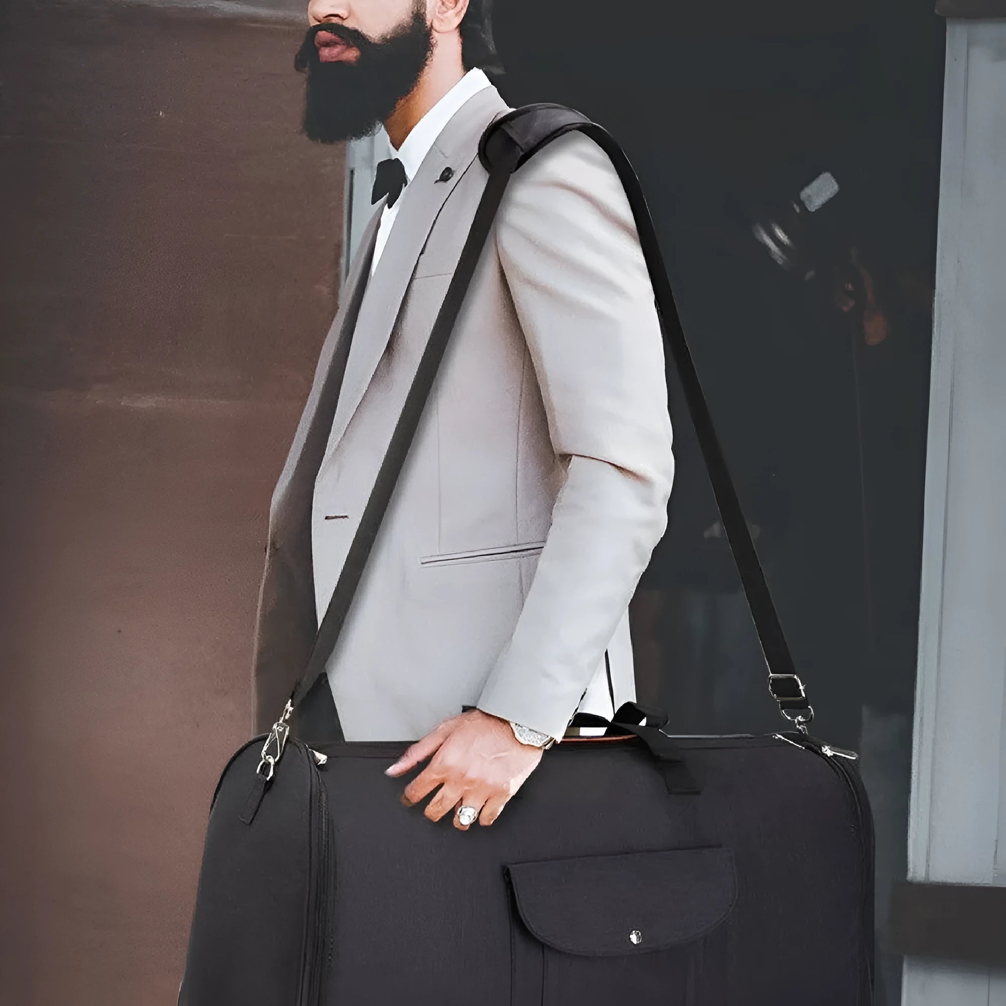 Folding dark blue Oxford cloth duffle bag with 36-55 litre capacity.