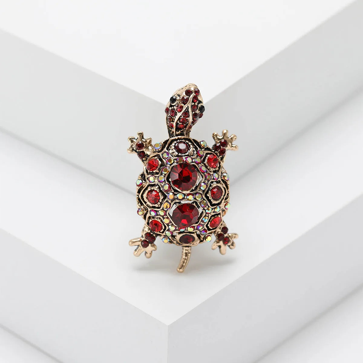 Retro rhinestone turtle brooch in alloy with diamond treatment in blue, green or red colours