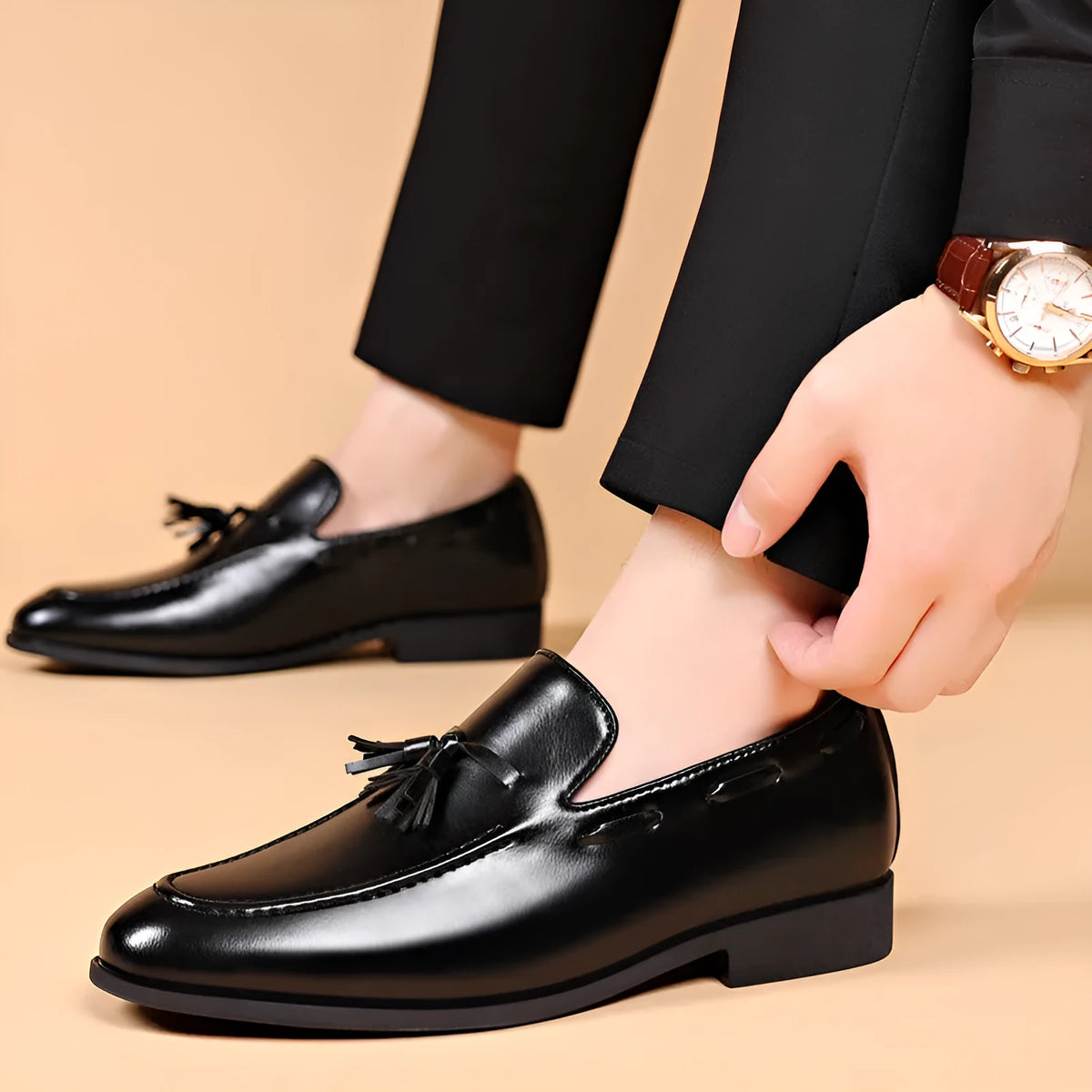 Men's low heel pointed toe leather shoes in black with patent finish and rubber sole