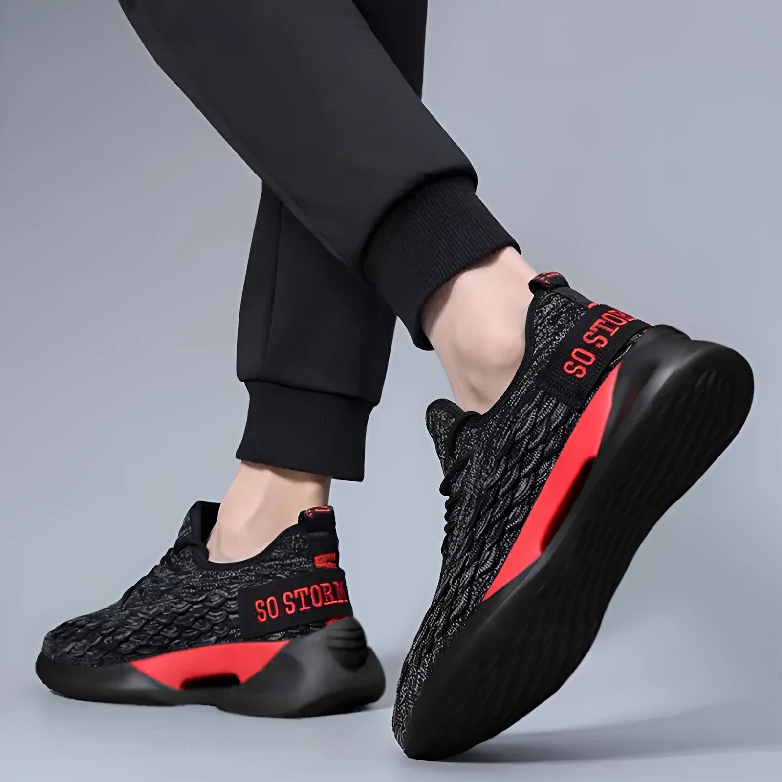 Casual breathable running shoes with mesh upper, lace-up, low-top square heel, black and white colourway