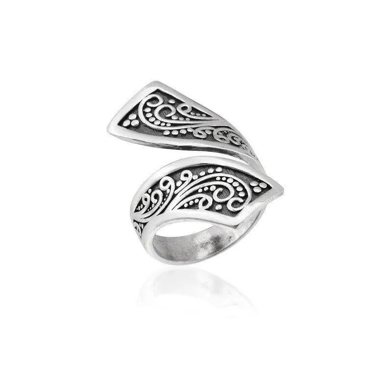 Silver-coloured adjustable minimalist women's ring with a retro design on a plain background.