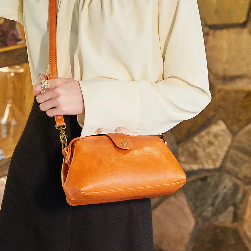 Trend retro women's messenger bag in PU with polyester lining, clamshell opening, Black or Brown, horizontal square shape