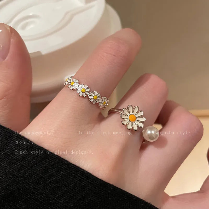 Adjustable women's copper ring with flower pearl decoration and opening twin ring design