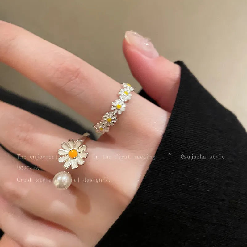 Adjustable women's copper ring with flower pearl decoration and opening twin ring design