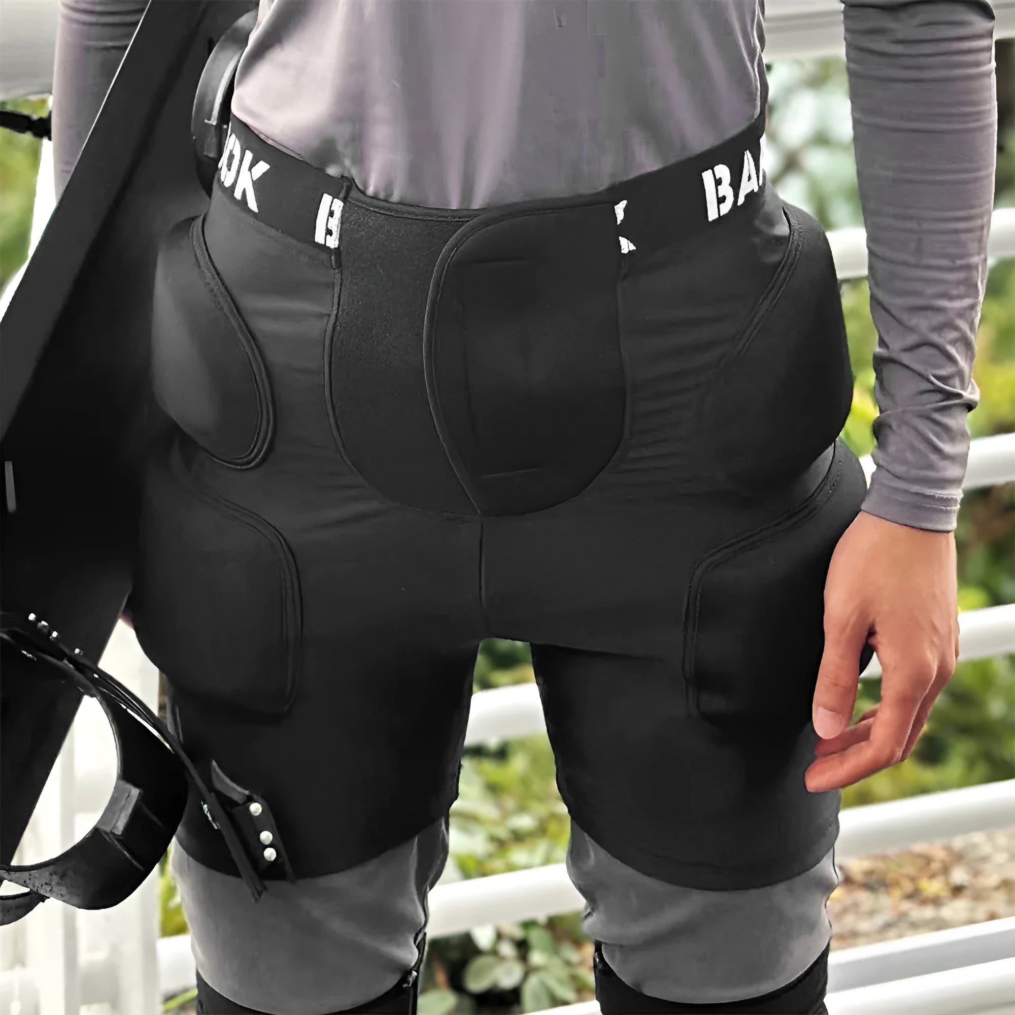 Black adult hip protection pad with NBR padding for skating and skiing safety.