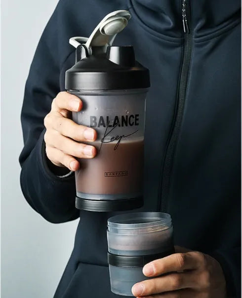 Plastic shake cup 500ml with lid, sealed and leak-proof for fitness and travel use, white and blue style