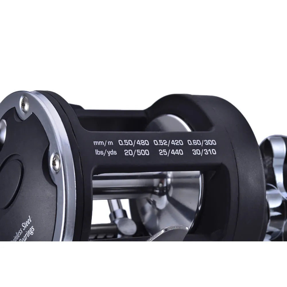 Black right-hand trolling fishing reel for saltwater, metal body, 3.8:1 gear ratio, star drag, 8.2 x 9.2cm