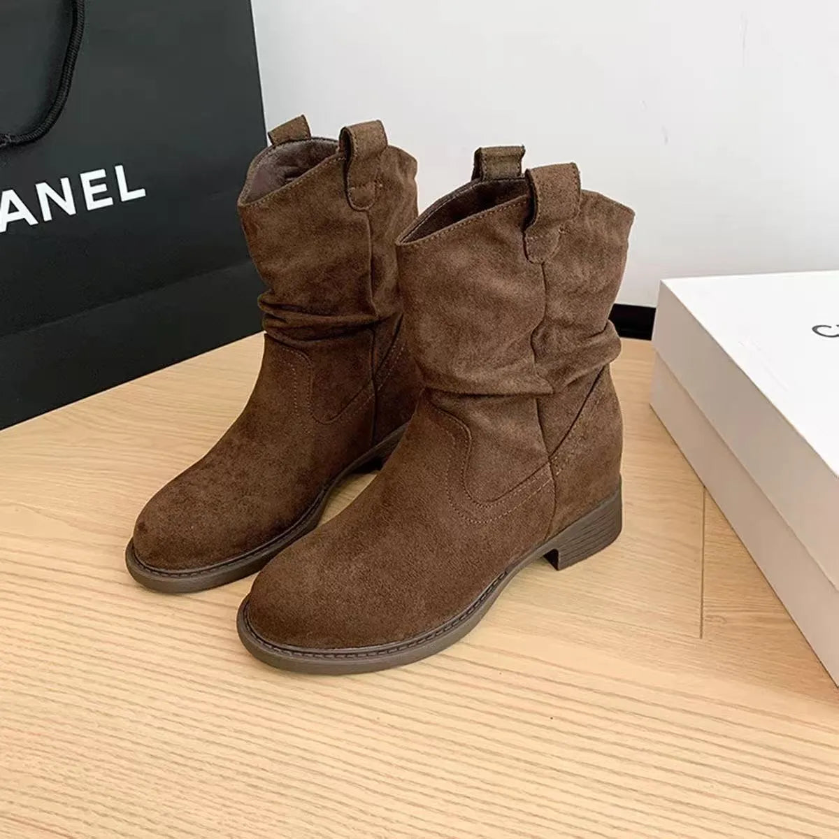 Women's suede ankle boots with 3-5cm chunky block heel, round toe and slip-on style in khaki or brown