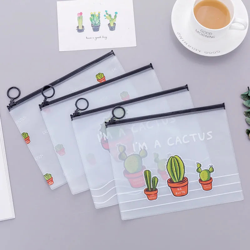 Clear PVC pencil case with cactus print, sealed closure, 17.1 x 21.2 cm, containing pens and pencils