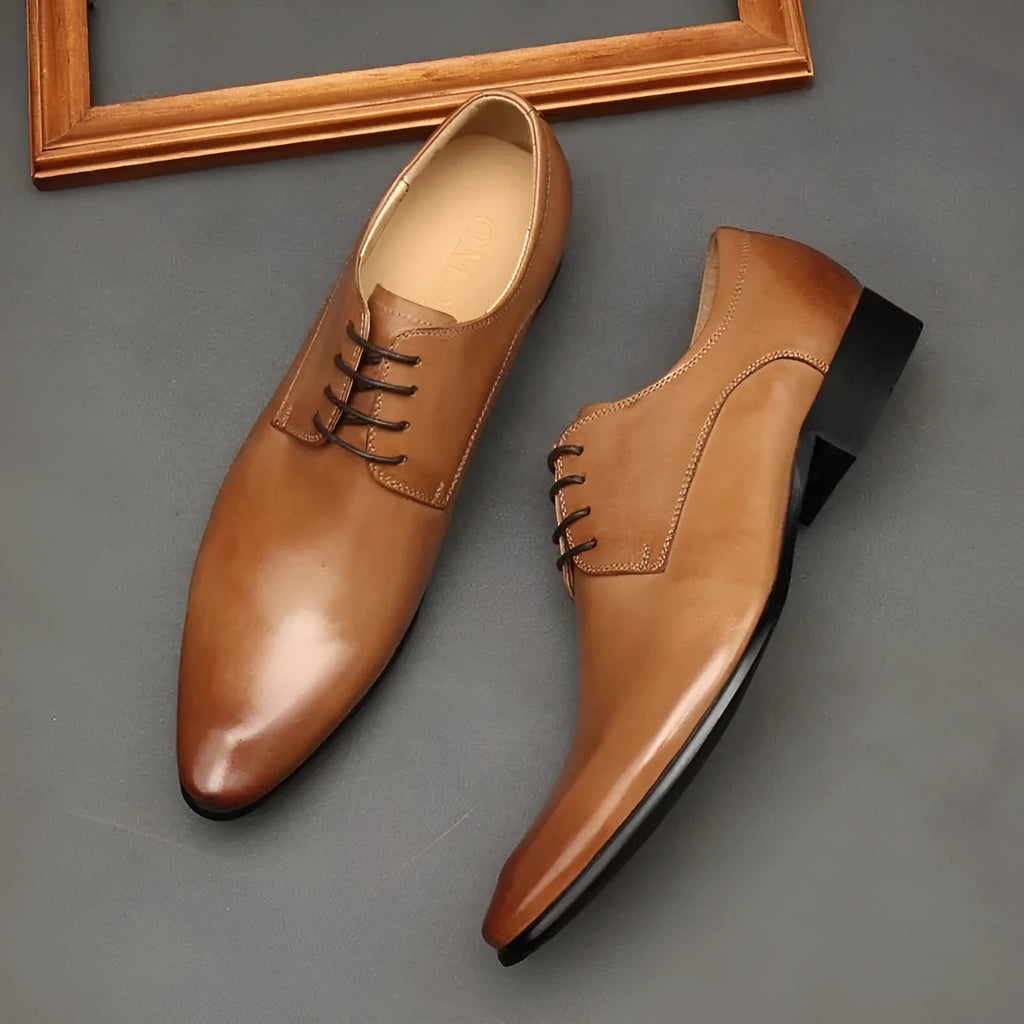 Men's pointed toe lace-up leather formal shoes in black with rubber sole and low top design