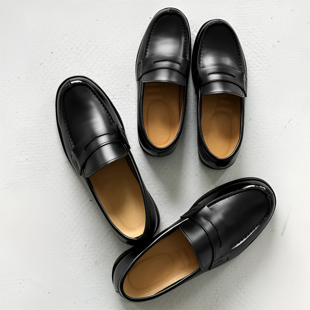Men's black slip-on derby shoes with rubber sole showing height increasing feature