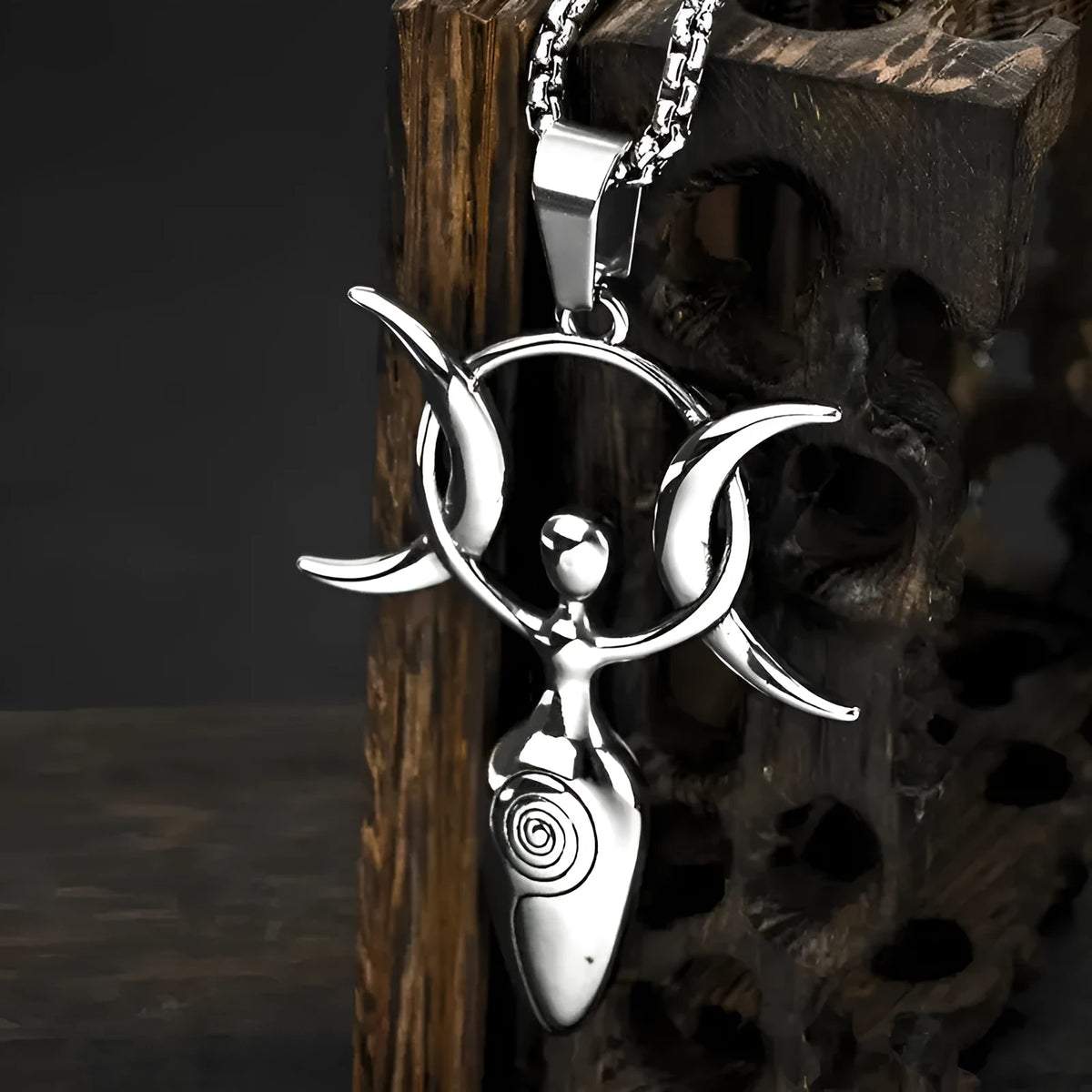 Silver alloy U-shaped drop-shaped Viking pagan goddess pendant on a clavicle chain
