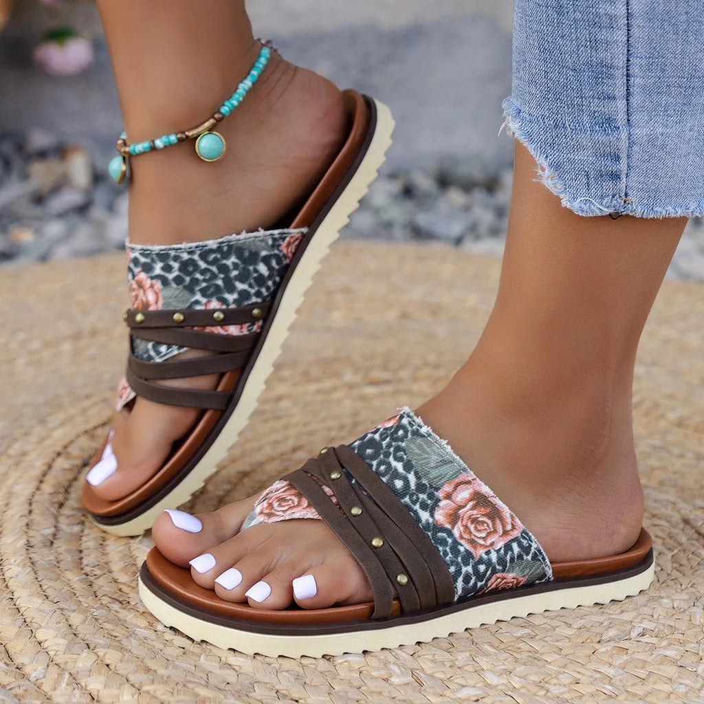Plus size beach sandals slippers in flip-flop style with artificial PU upper and rubber sole