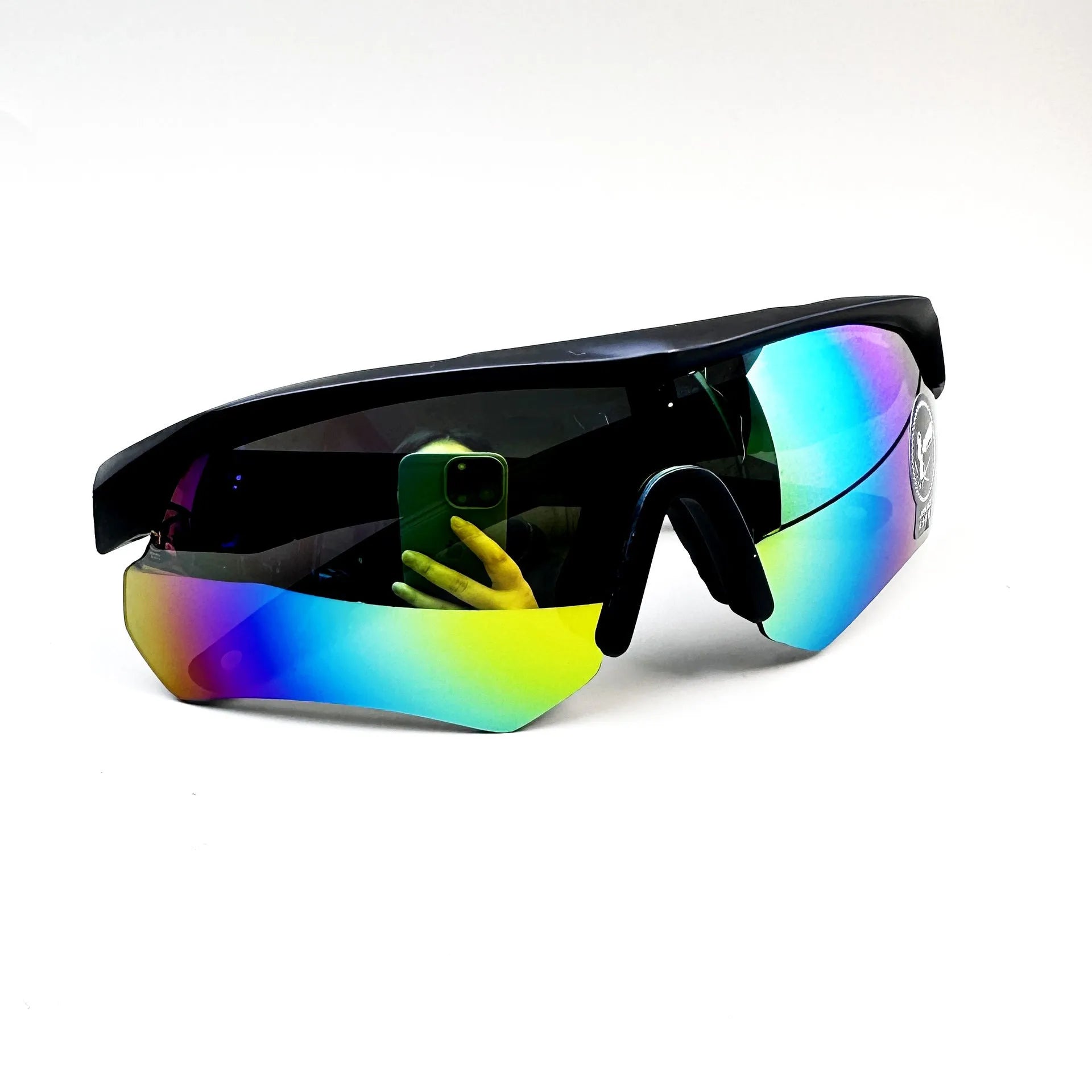 Sports goggles for cycling with polycarbonate frame and interchangeable lenses in windproof design