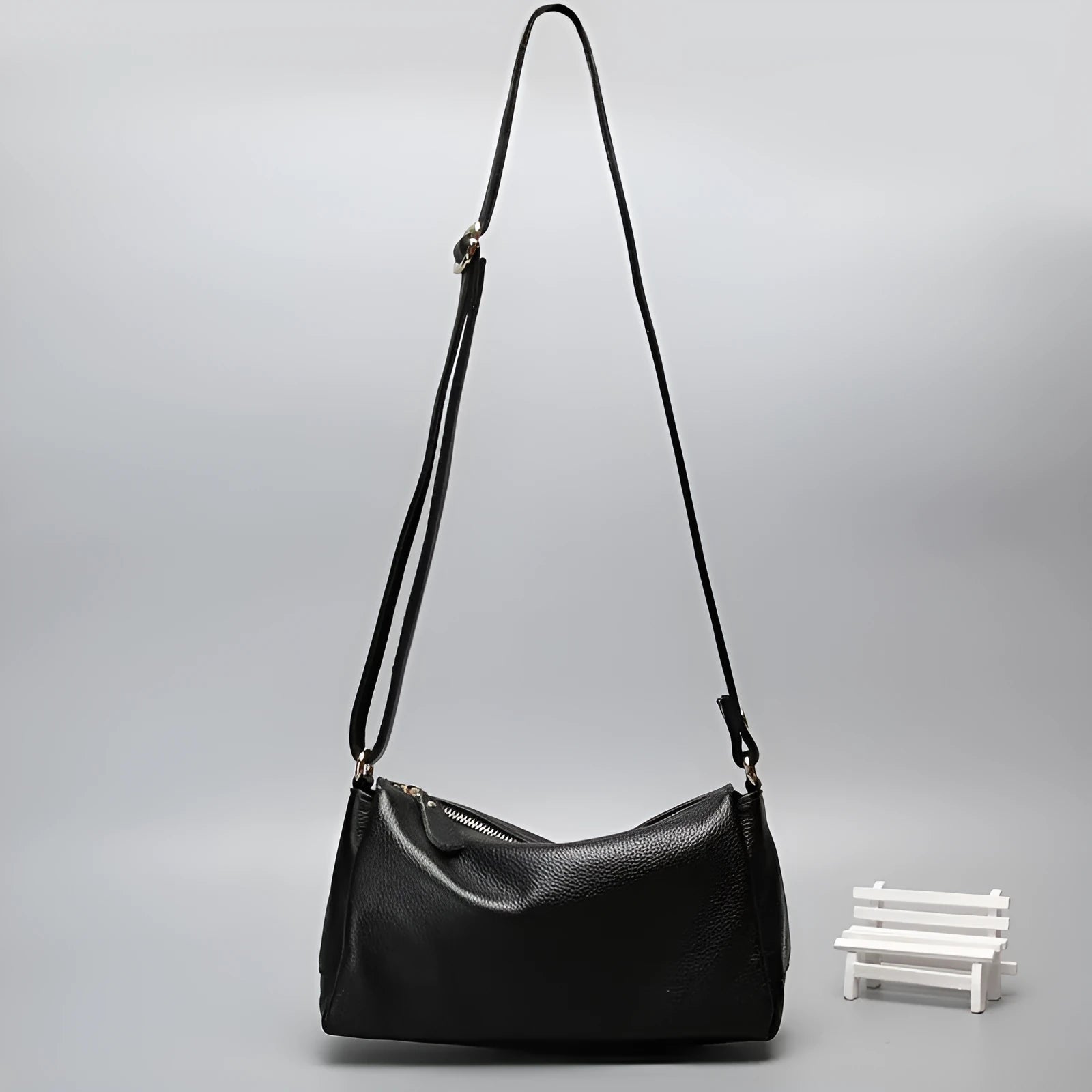 Women's one-shoulder crossbody bag in genuine soft leather with horizontal square shape and three-dimensional pocket design