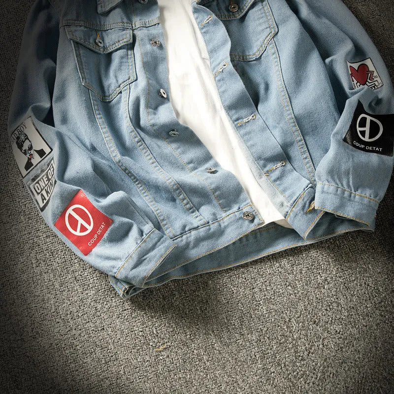 Loose fit blue denim jacket with lapel collar, single-breasted front, long sleeves and multiple pockets