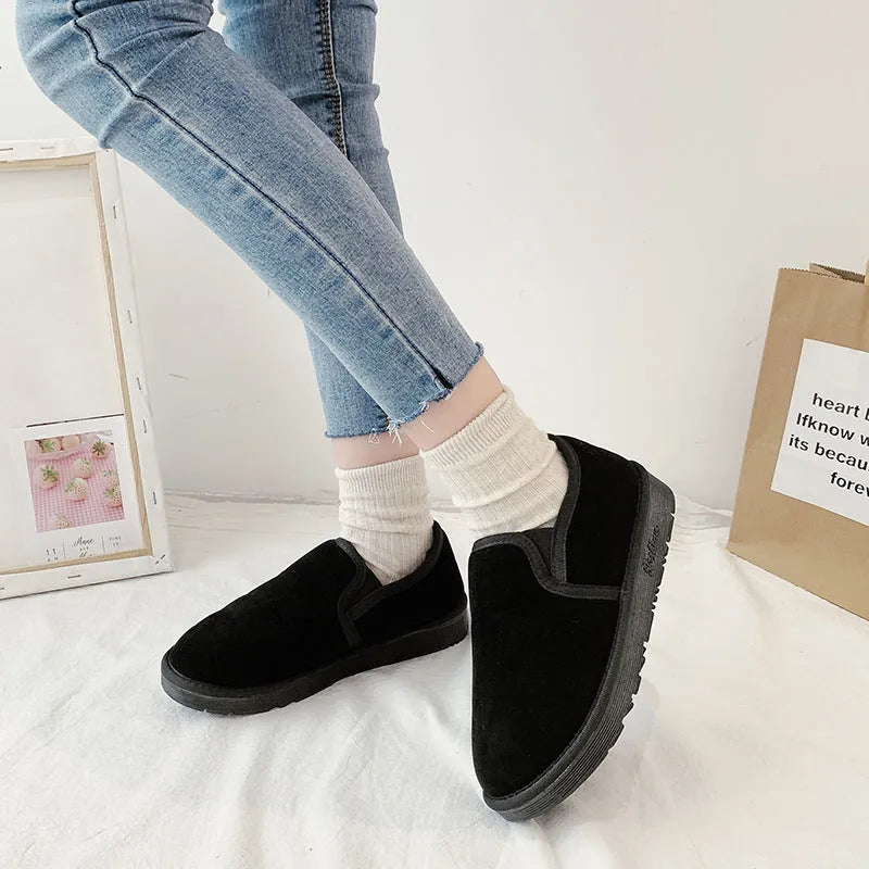 Fleece-lined flat snow boots with round toe and rubber sole in multiple colour options