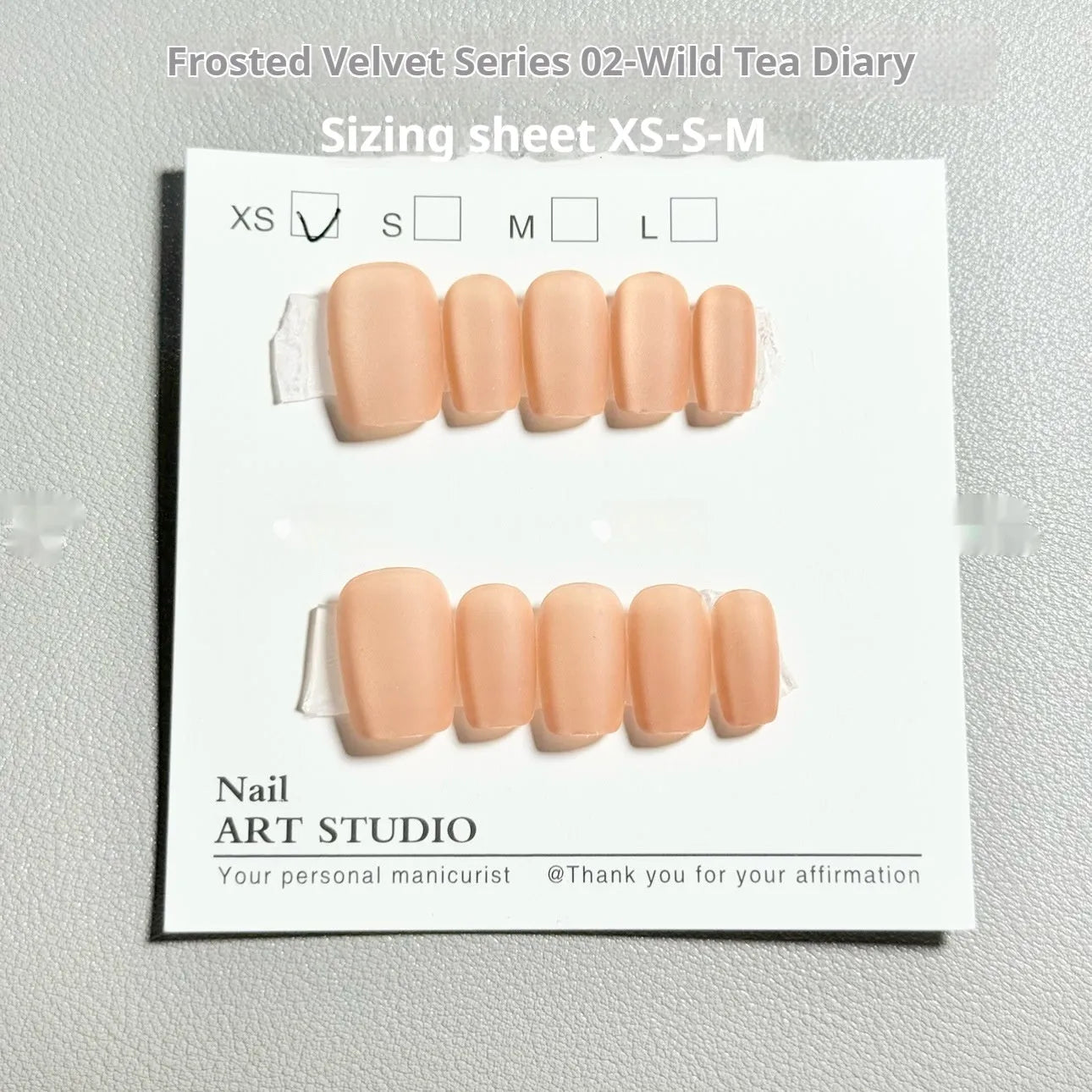 Set of false nails with frosted velvet Cat's Eye design and Aurora glitter effect in short ladder sizes.