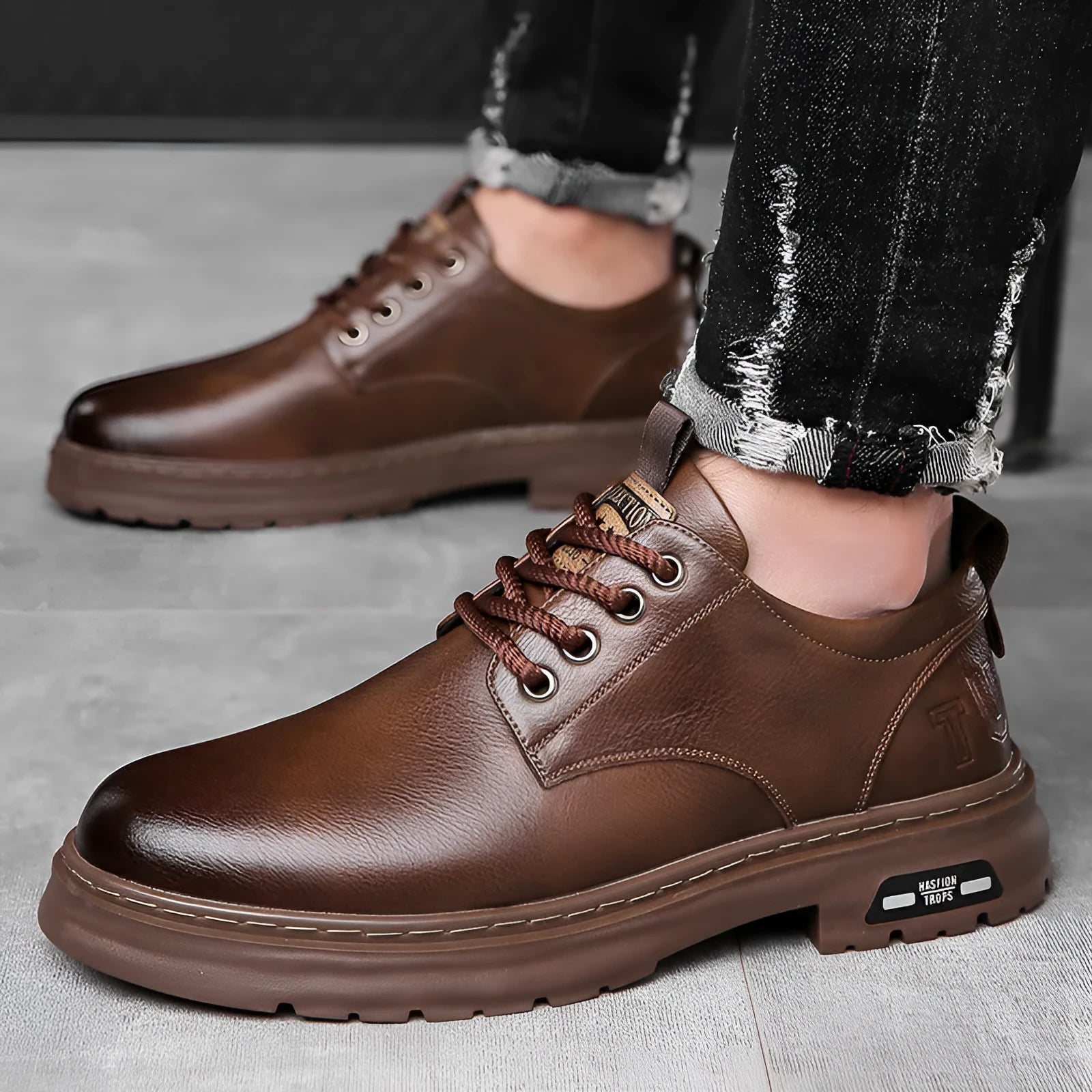 Men's retro casual leather shoes in black and brown with round toe and artificial PU upper