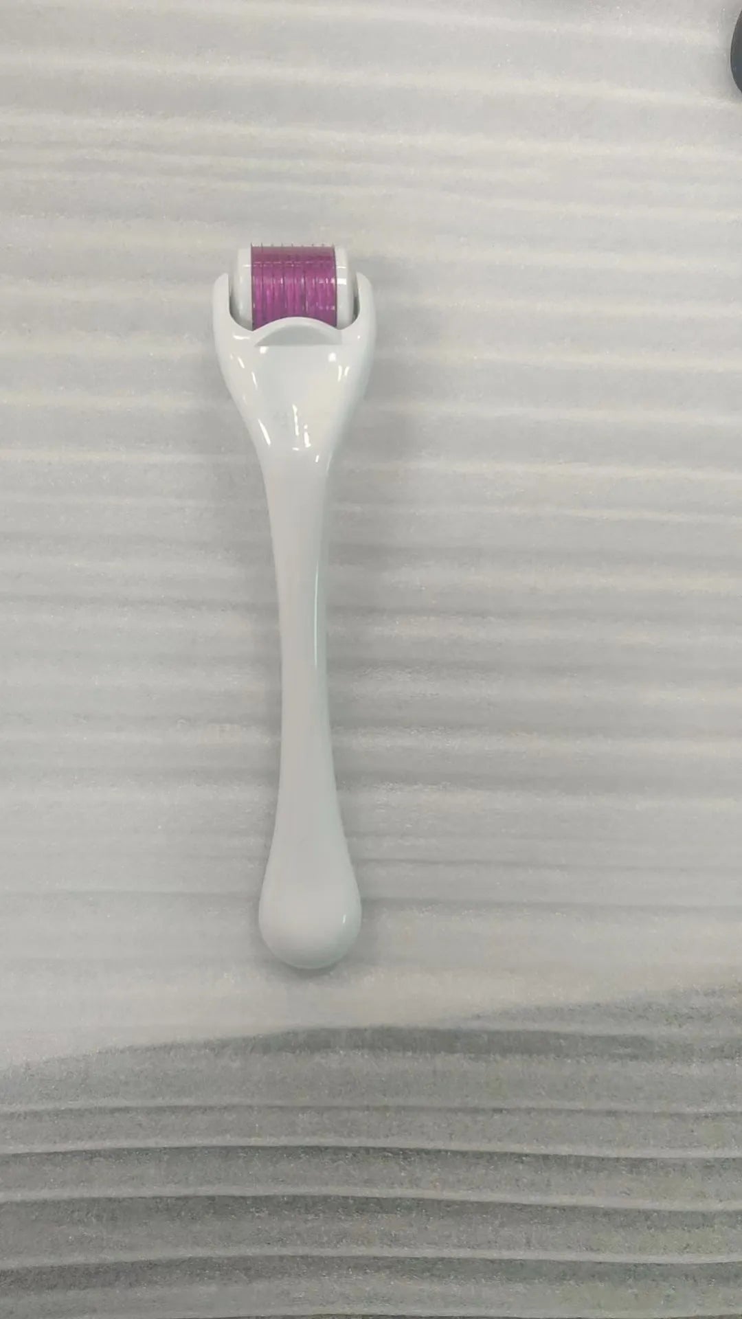 540 micro needle derma roller with mechanical design in various handle and wheel colour combinations