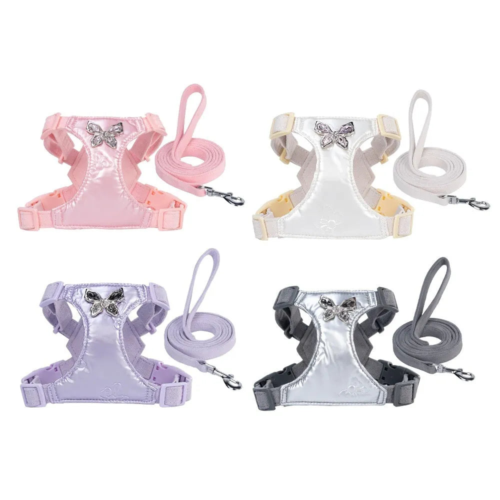 Small dog chest strap with metal butterfly hand-holding rope in mousse powder colour on a small dog