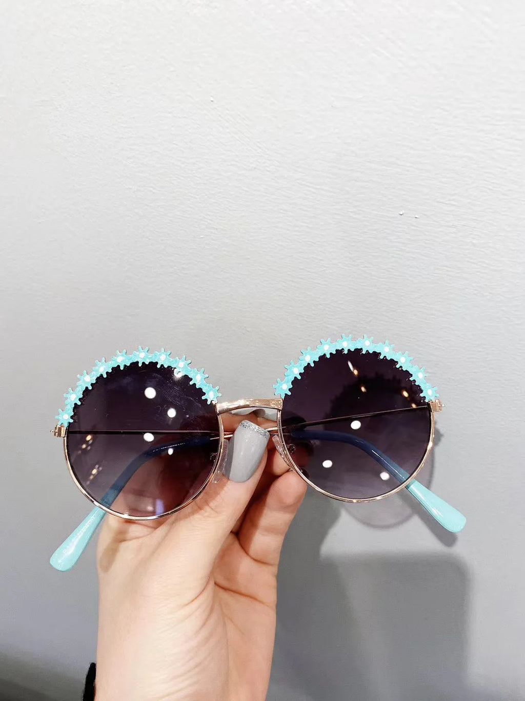 Children's fashion flower sunglasses with metal texture, resin lenses, blue frame, retro style