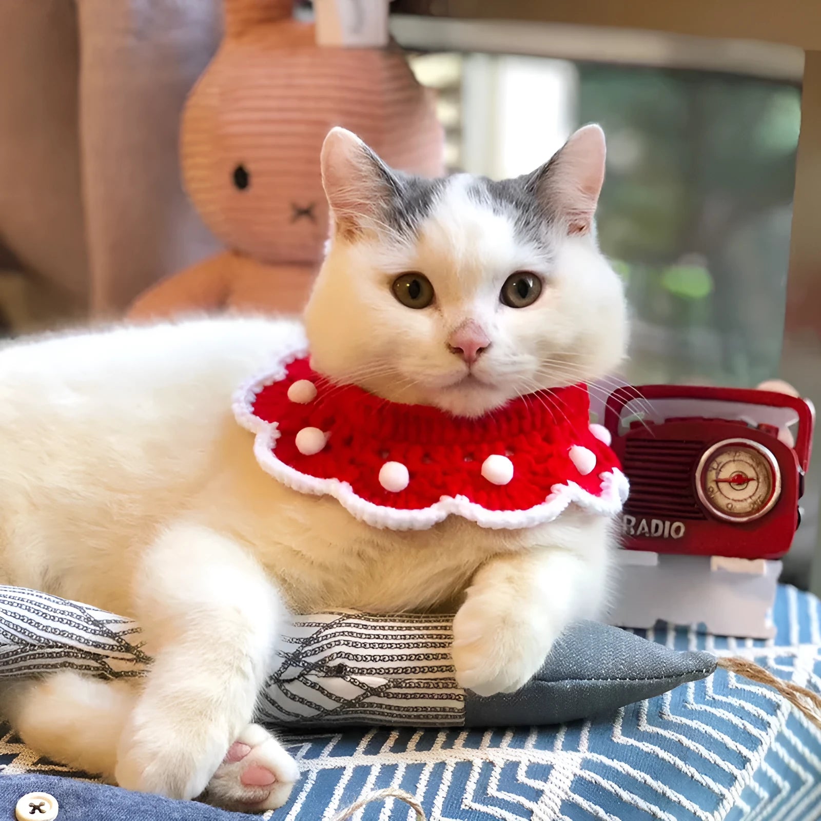 Milk cotton wool knitted pet collar with cartoon pattern for small dogs, cats, or rabbits.