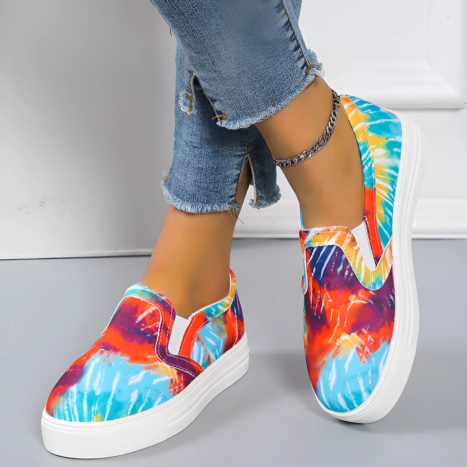 Women's low-top casual canvas shoes in multiple colours with a flat rubber sole.