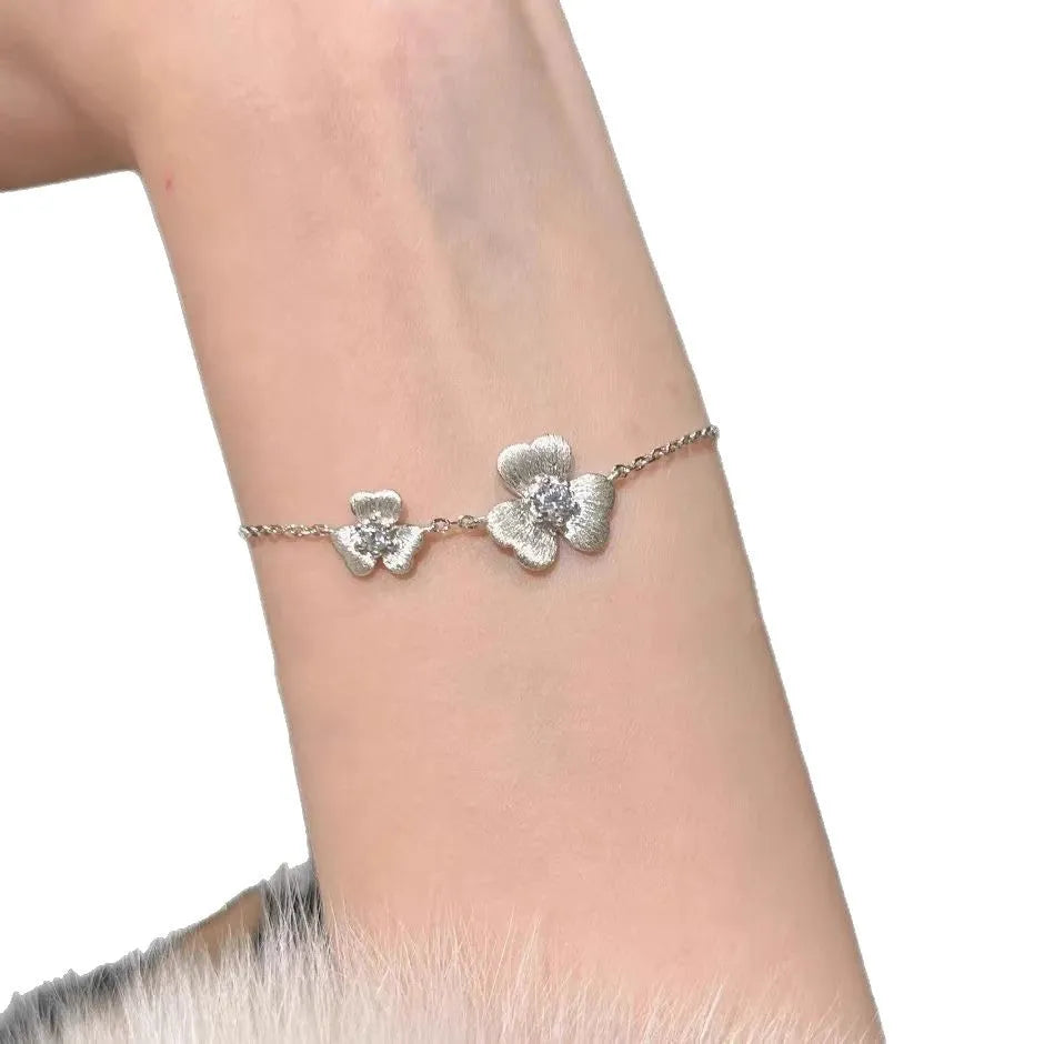 Gold-feeling brushed clover bracelet for women in retro flower shape, yellow gold or silver electroplated finish