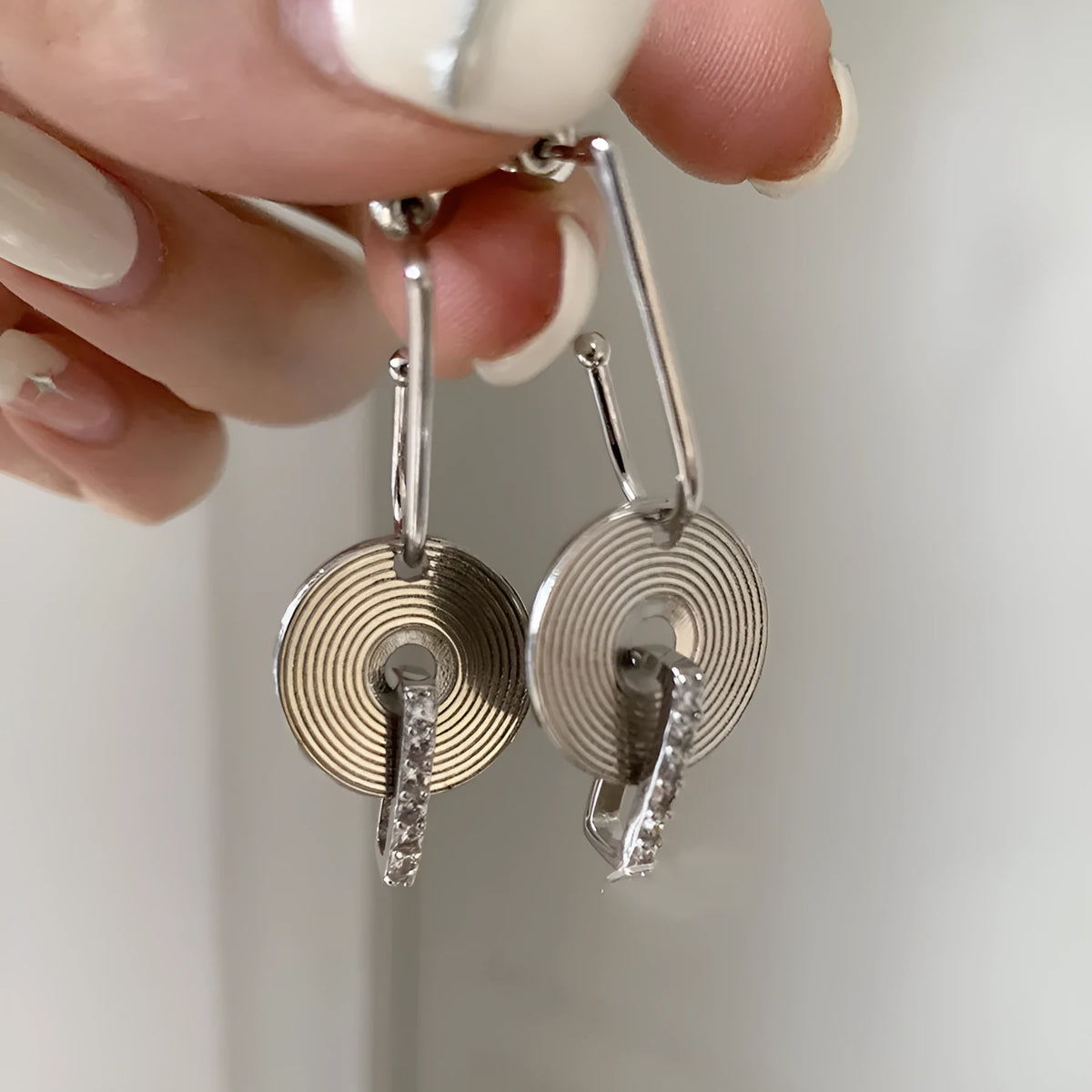 Silver needle round grain pendant earrings in silver alloy with geometric round shape and ins style